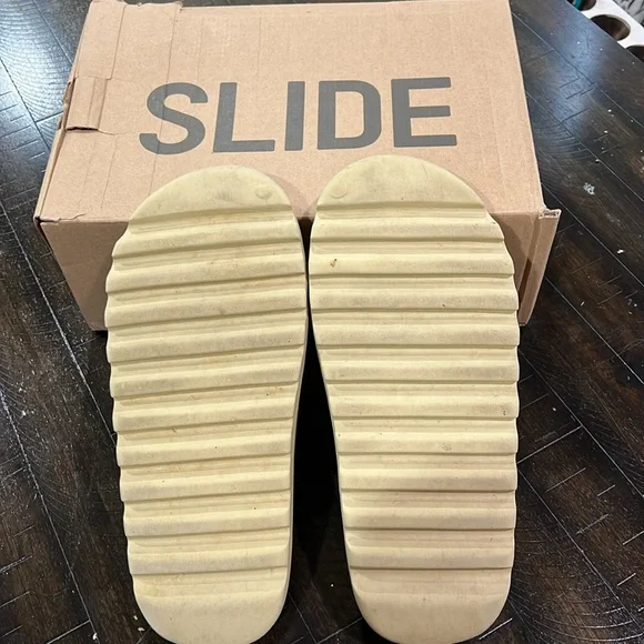Yeezy Slides - Picture 5 of 5